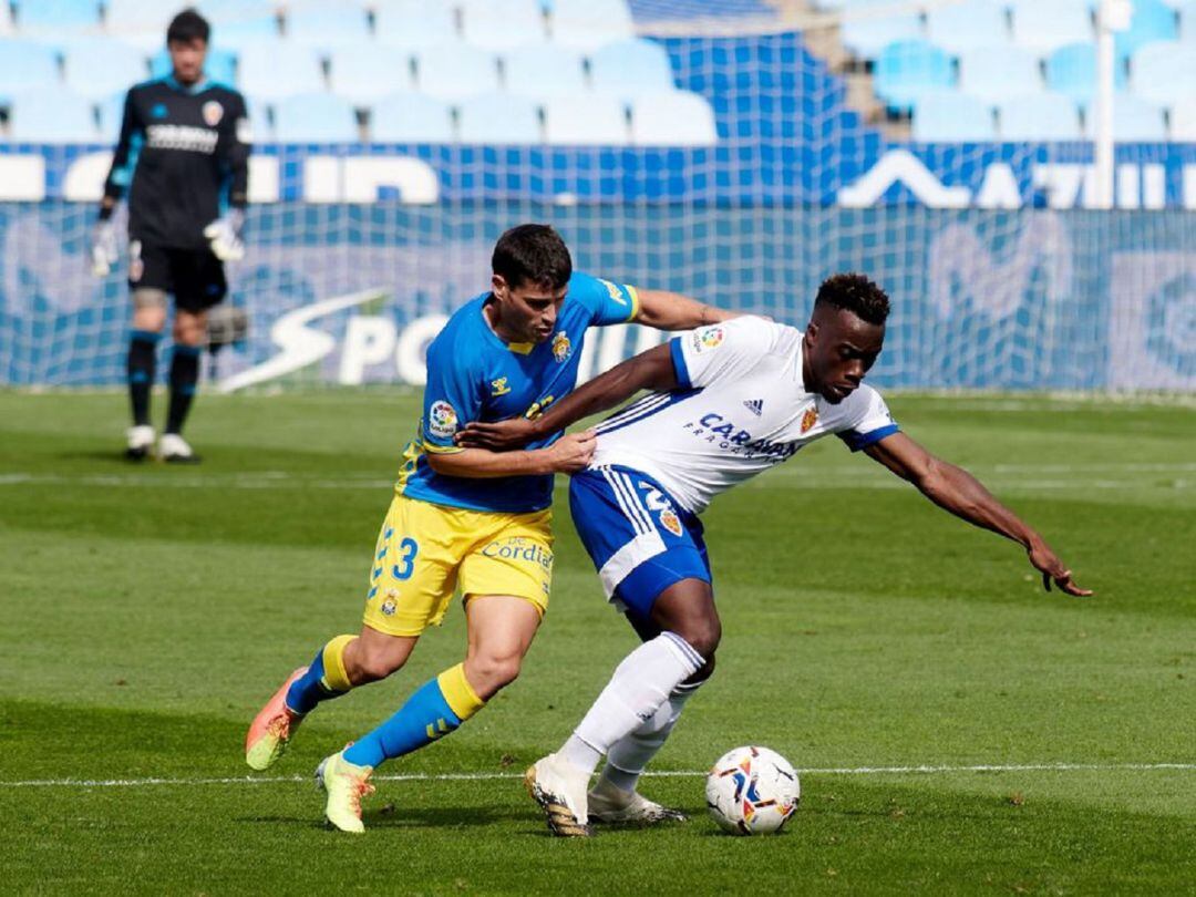 Nick Buyla protege el balón frente a un jugador de Las Palmas
