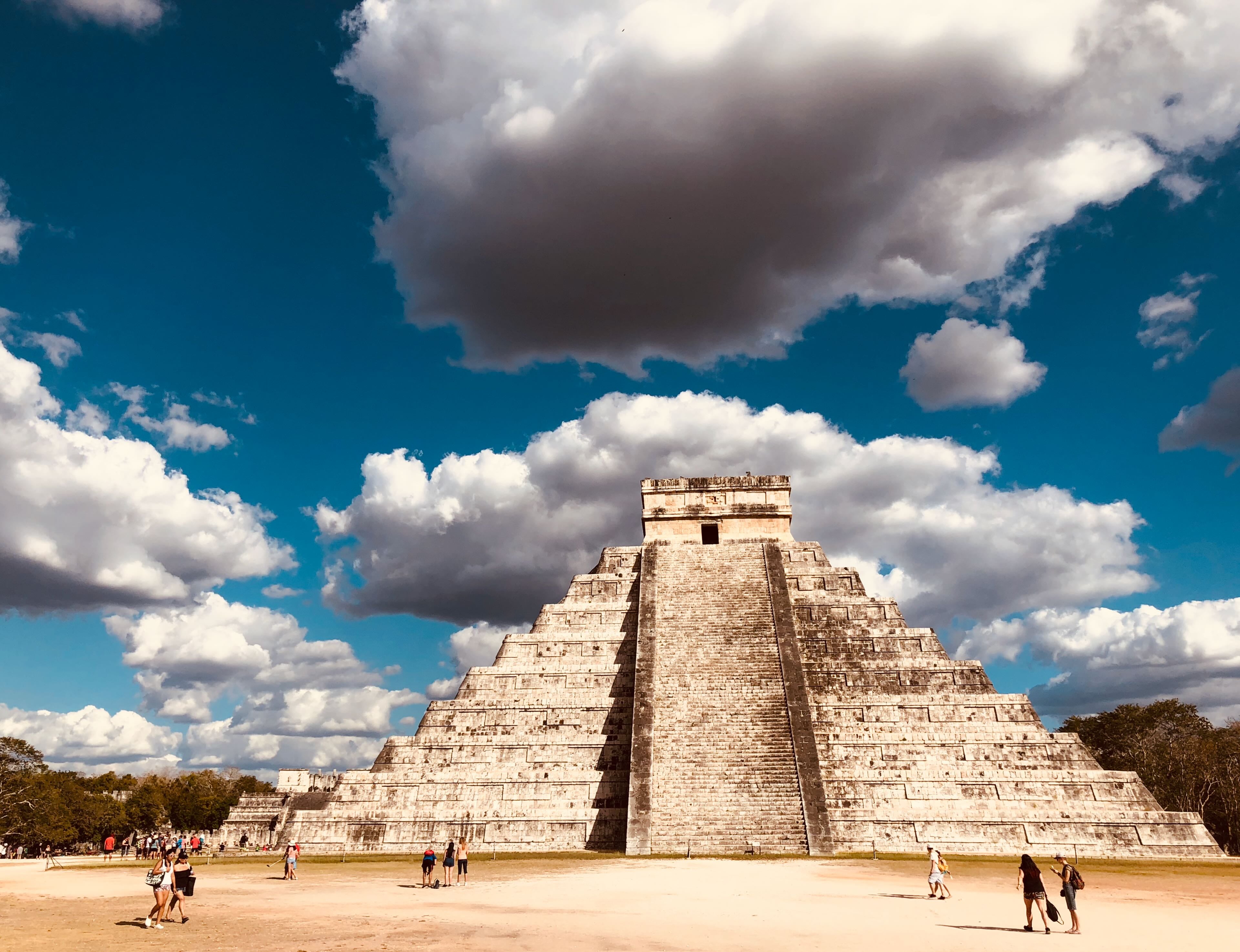 El Castillo, también conocido como el Templo de Kukulcán, se encuentra entre las estructuras más grandes de Chichén Itzá y su arquitectura refleja sus profundas conexiones políticas.