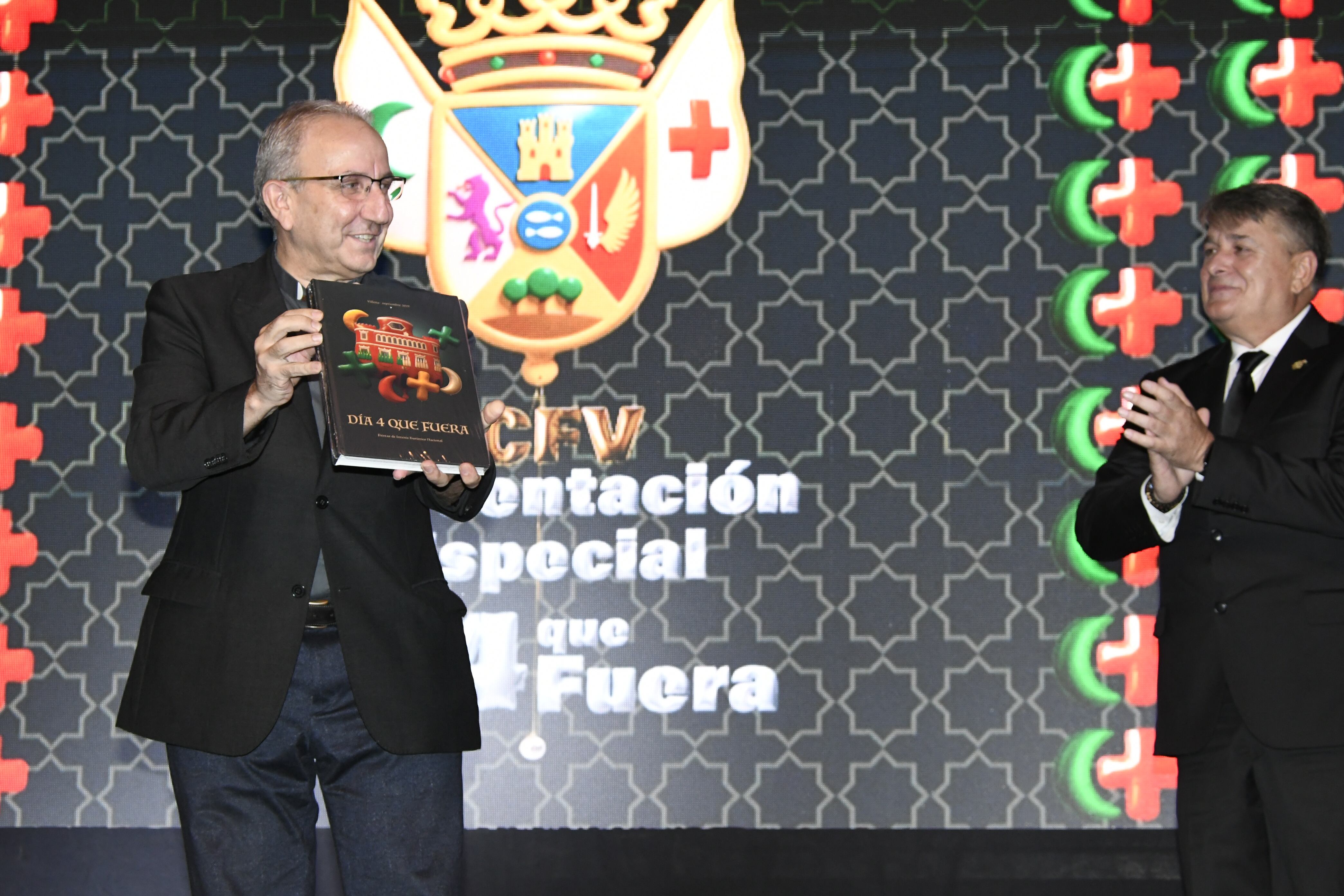 El párroco de Santiago recibe también el libro de fiestas