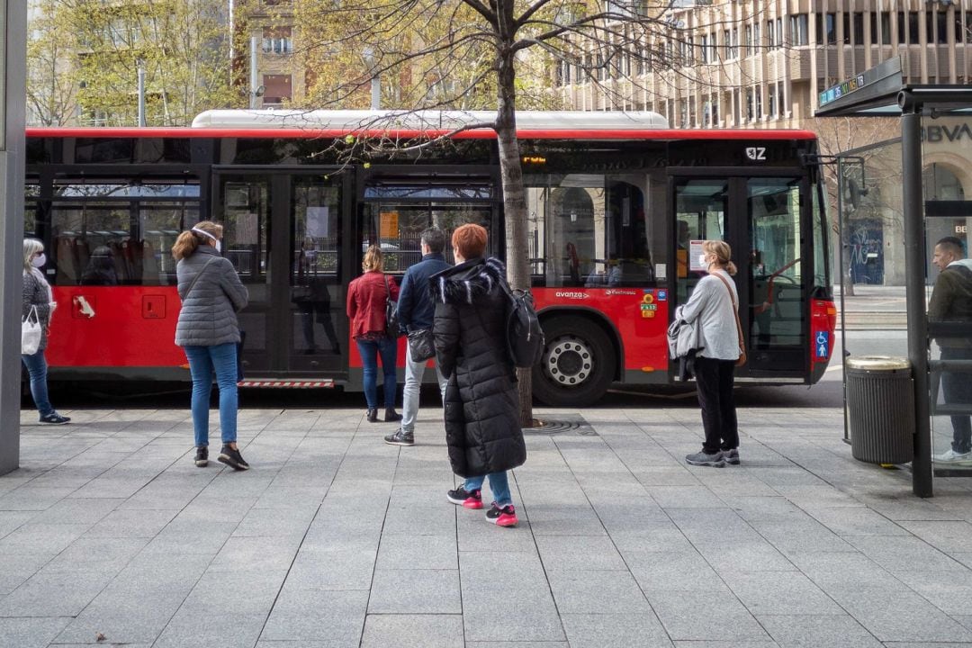 Ciudadanos de Zaragoza esperan en una parada de autobús