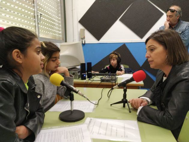 Isabel AMbrosio siendo entrevistada por alumnas y alumnos del Colegio Duque de Rivas