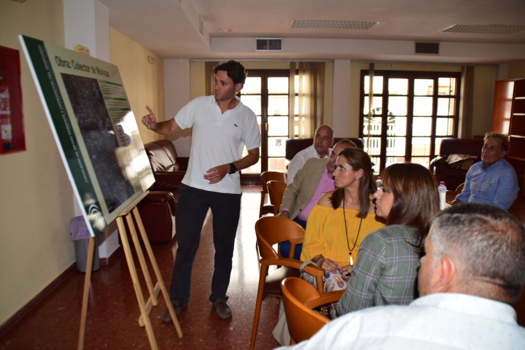 La delegada de medio ambiente de la Junta, Inmaculada Oria, presenta en Molvizar el proyecto del nuevo colector de agua