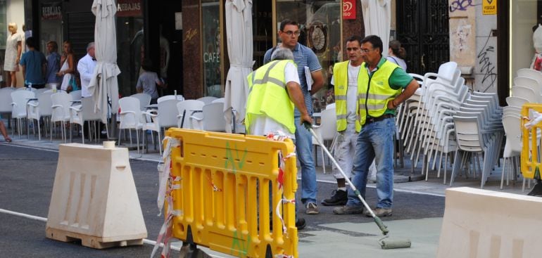 Operarios realizando las labores de pintado del nuevo color de Carretería