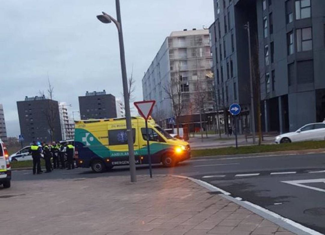 Una UVI móvil acudió al lugar del accidente para atender a la niña atropellada