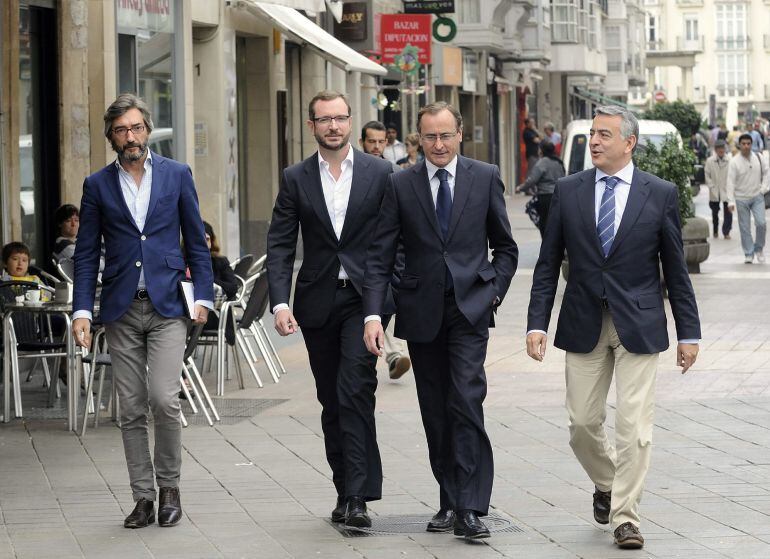 Iñaki Oyarzábal, Javier Maroto, Alfonso Alonso y Javier De Andrés momentos antes de la reunión que han mantenido hoy con miembros de PNV