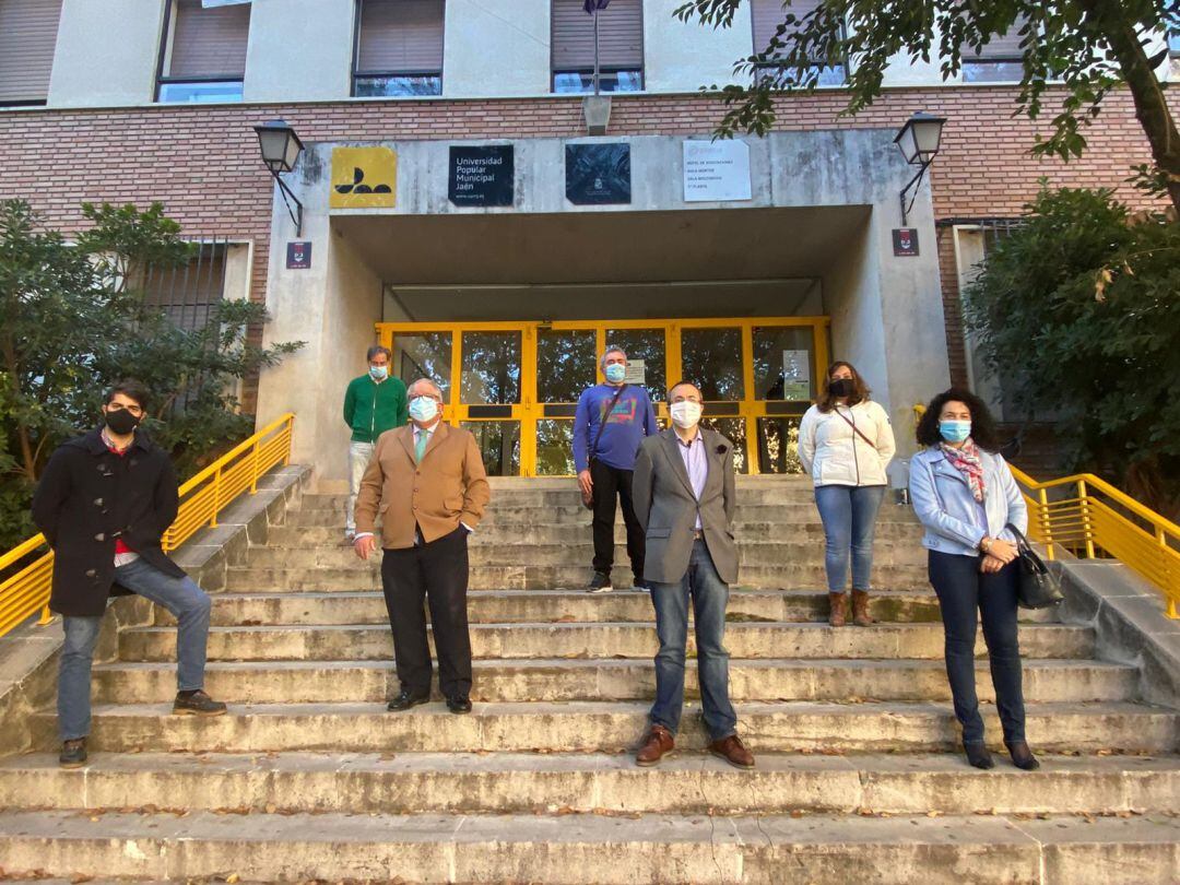 Miembros del PP ante las puertas de la Universidad Popular Municipal de la capital jiennense