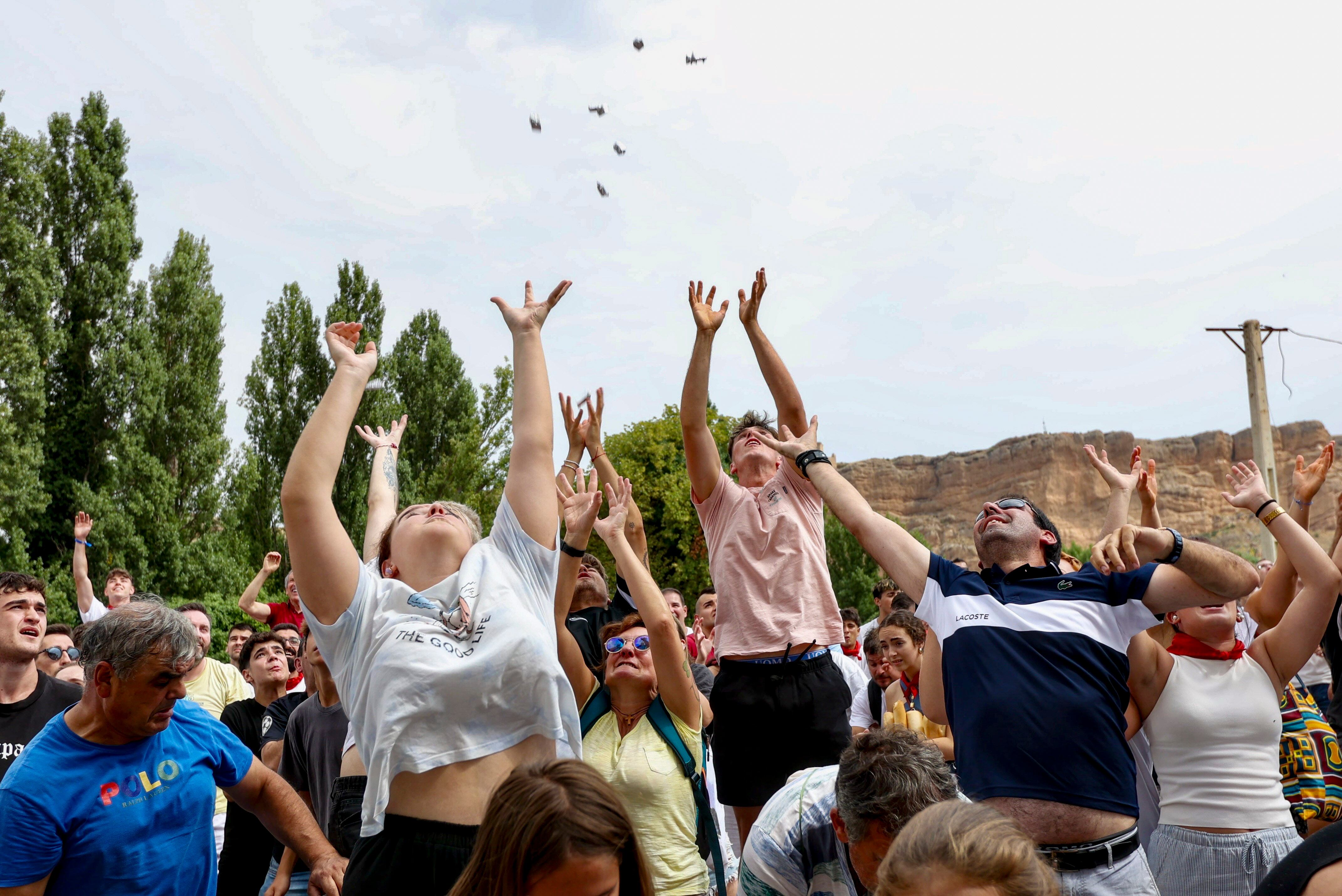 QUEL (LA RIOJA), 06/08/2025.- Unas 2.000 personas se han congregado este miércoles frente a la ermita de la Santa Cruz de Quel para conseguir los 2.500 bollos de pan y 60 kilos de queso de Roncal troceado en porciones que les han lanzado para revivir, como cada 6 de agosto, una tradición que data de 1479. EFE/ Raquel Manzanares