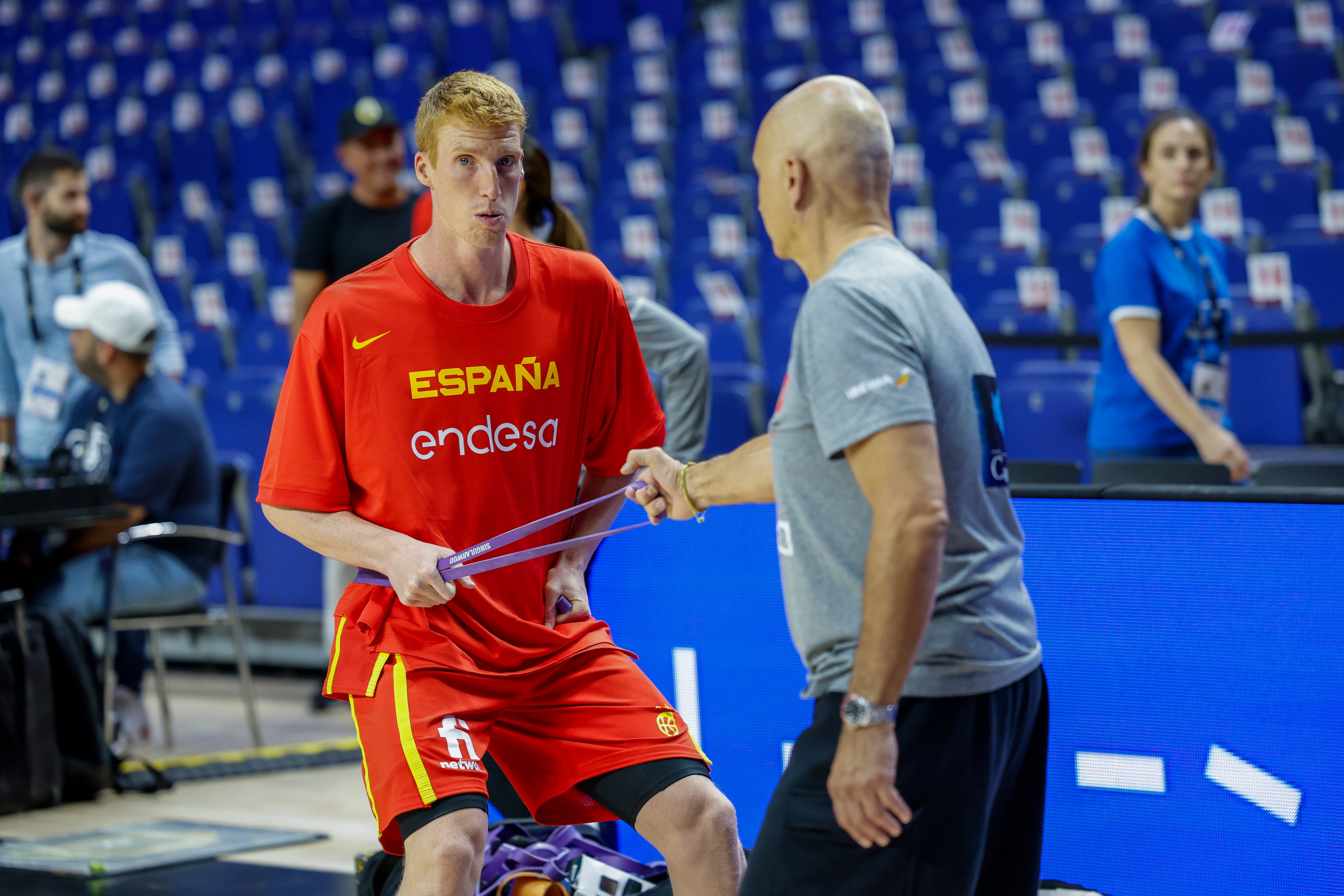MADRID, 04/08/2023.- El base de la selección española Alberto Díaz (i) calienta antes del encuentro amistoso de preparación para el Mundial de Filipinas, Indonesia y Japón ante la selección de Venezuela, este viernes en el Wizink Center en Madrid. EFE/ Mariscal
