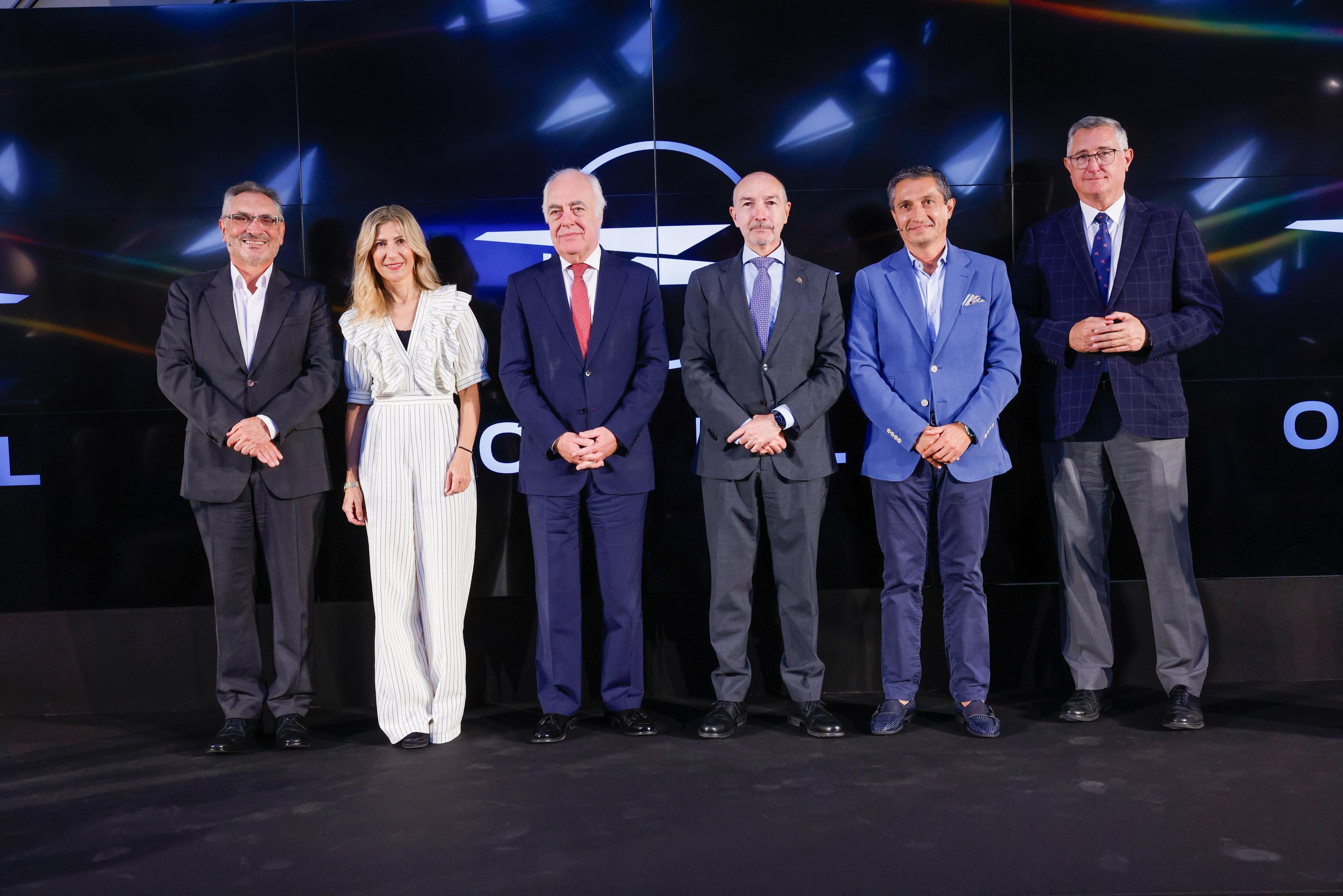 Antonio Cobo, comisario de la exposición y exdirector de la planta de Opel en Figueruelas; Mar Vaquero, vicepresidenta y consejera de Presidencia, Economía y Justicia del Gobierno de Aragón; José Luis Rodrigo, director general de Fundación Ibercaja; Fernando Beltrán, delegado del Gobierno en Aragón; Alejandro Noriega, director de Opel España y Portugal, y Manuel Blasco, consejero de Turismo y Medioambiente del Gobierno de Aragón.