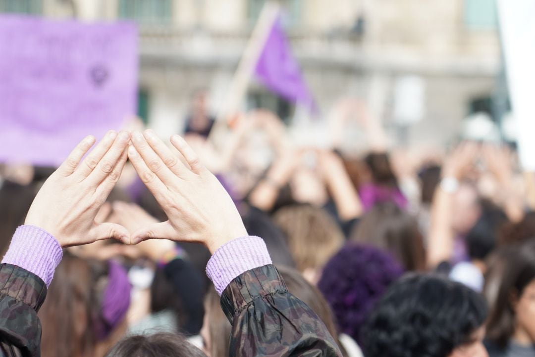 Participantes en la manifestación celebrada en el marco del Día Internacional de la Mujer levantan las manos en Bilbao contra los feminicidios machistas