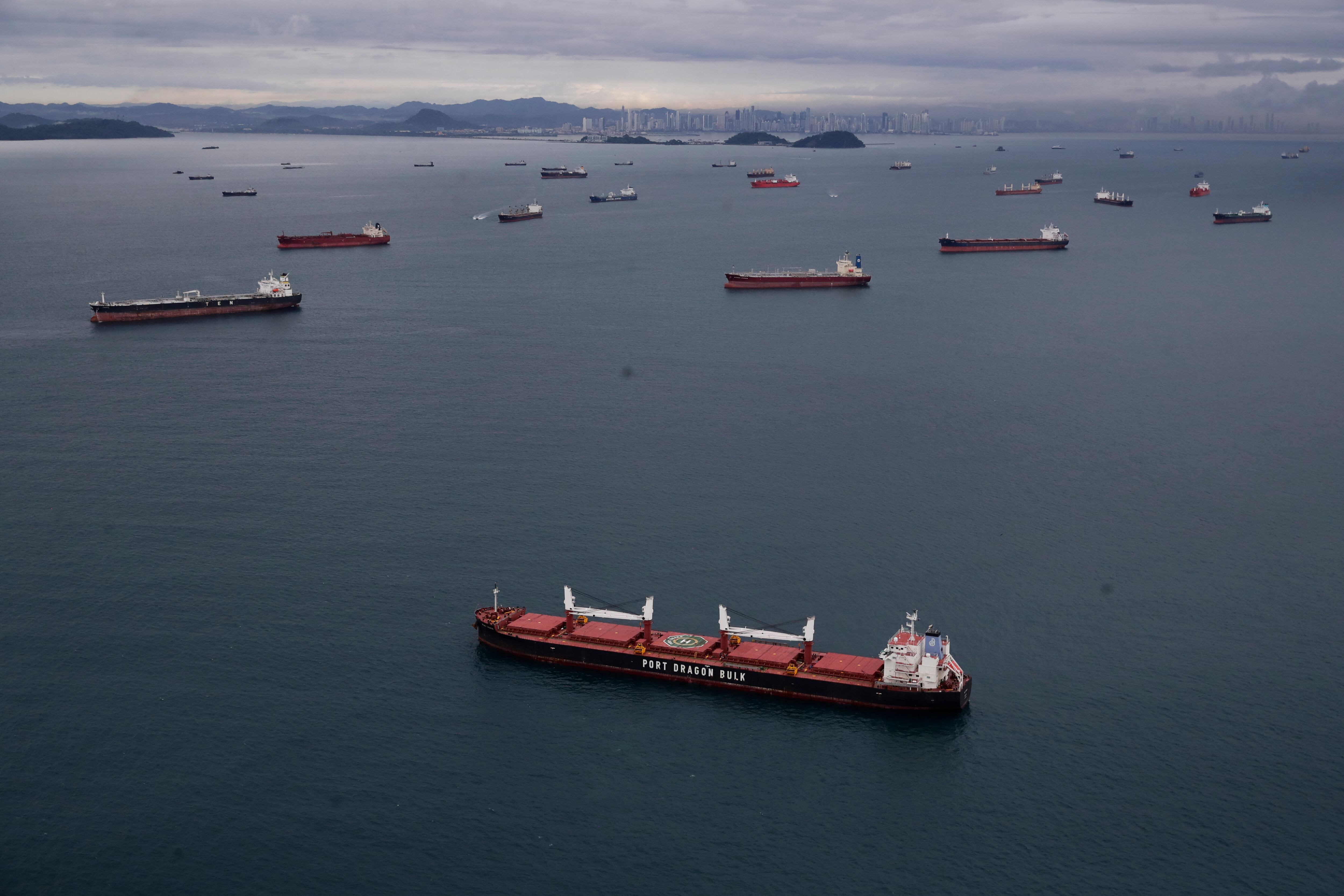 Alrededor de 130 buques, más del doble de lo que normalmente maneja el Canal de Panamá, esperan para cruzar la vía, muchos de ellos graneleros y gaseros que no pudieron hacer una reserva.