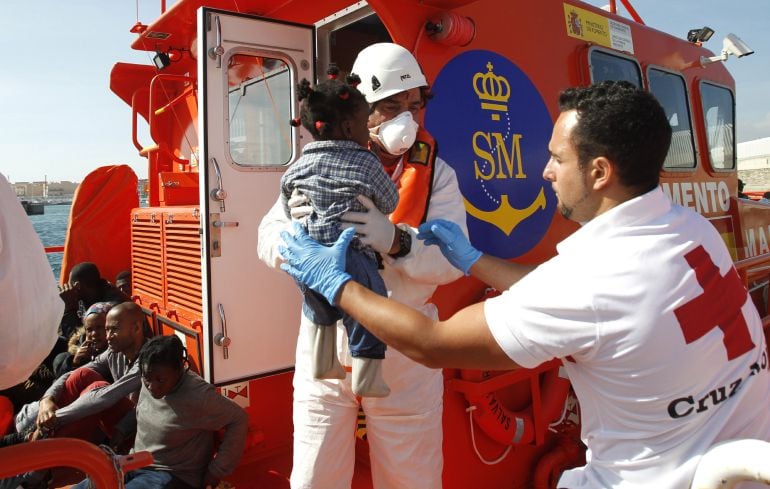 GRA117. ALGECIRAS (CÁDIZ), 15 04 2017.- Llegada al puerto de Tarifa (Cádiz), de los 41 inmigrantes, entre ellos un bebé, que han sido recatados por Salvamento Marítimo de una patera en el Estrecho de Gibraltar. EFE A.Carrasco Ragel.