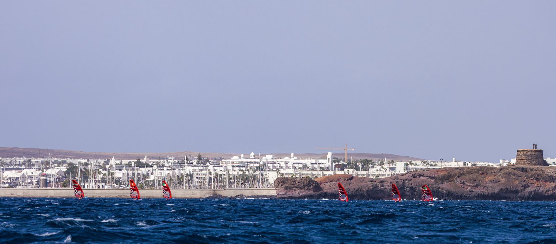 Entrenamientos frente al puerto deportivo Marina Rubicón, en el sur de Lanzarote.