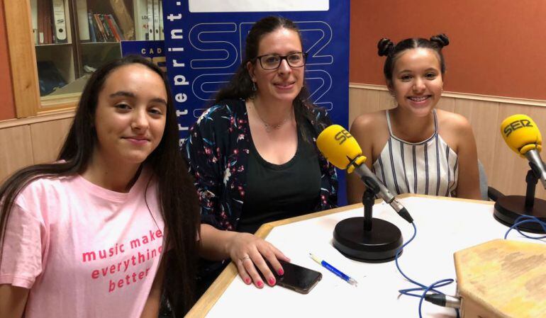 Cristina Sánchez, Basma Laabab y Naiara de la Piedad, entrenadora y jugadoras del Club Baloncesto Femenino Fuenlabrada.