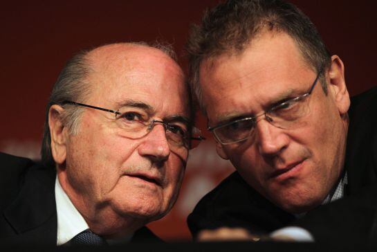 Blatter, presidente de la FIFA, charla con Jerome Valcke, secretario general de la FIFA