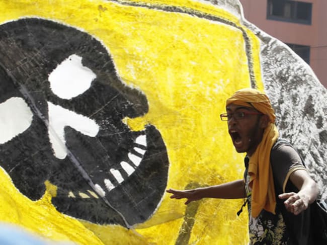 Un partidario del depuesto presidente egipcio Mursi grita consignas durante una protesta frente a la Mezquita Al-Fath en la plaza de Ramsés, en El Cairo.