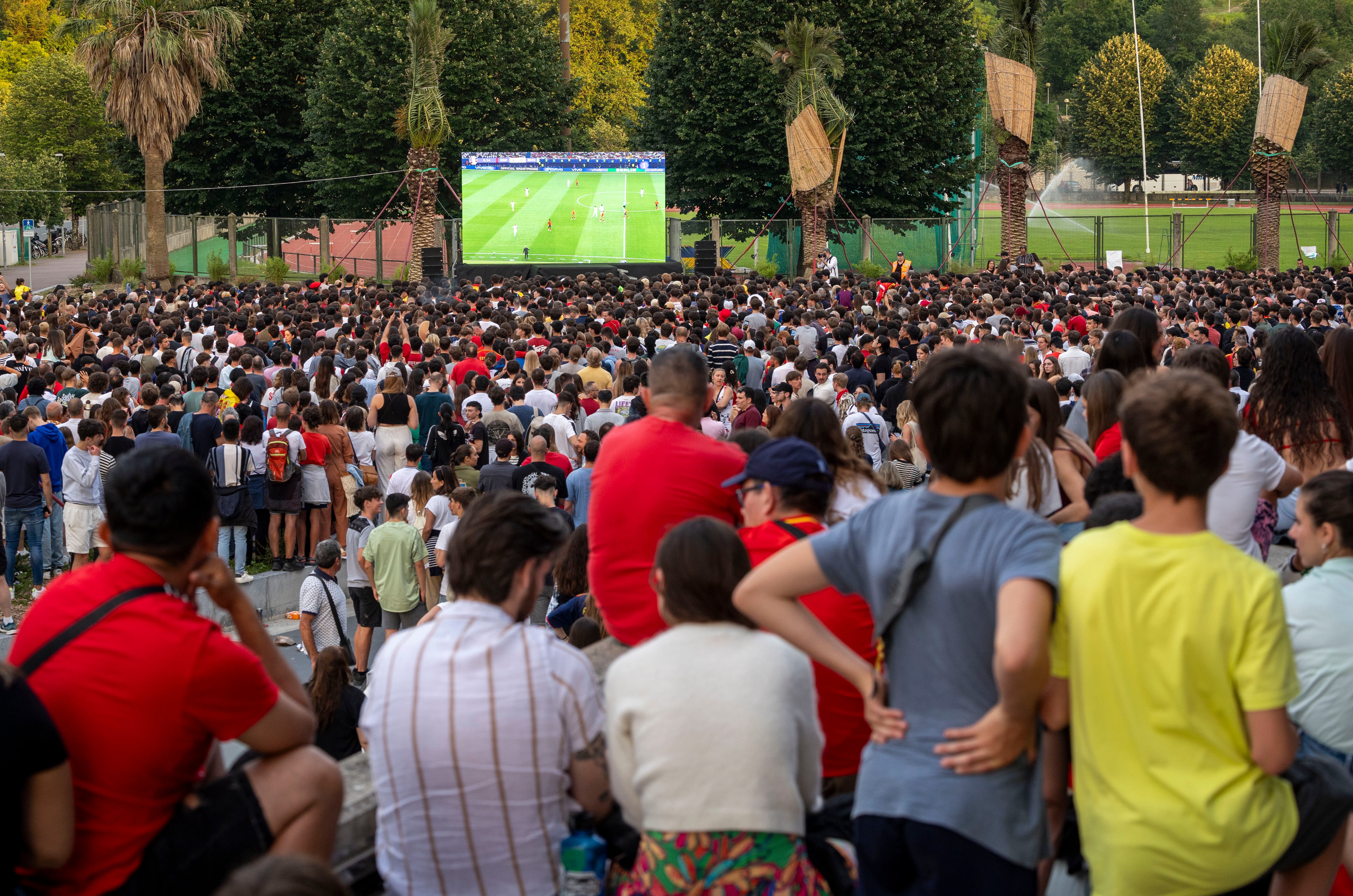 Aficionados siguen la final de la Eurocopa entre España e Inglaterra en una pantalla gigante junto al estadio Reale Arena de San Sebastián. EFE/Javier Etxezarreta