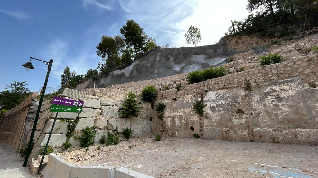 La ladera de la Beniata, en la calle Alicante de Alcoy, tras la intervención para frenar deslizamientos de tierra.