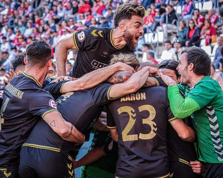 Los jugadores del Intercity celebran el gol de Nsue frente al Real Murcia