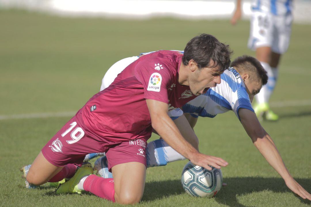 Manu García pugna por un balón.