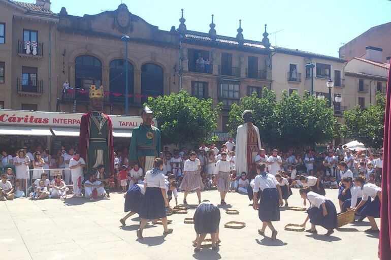 Bailables a cargo de los Danztaris y la Comparsa de Gigantes de Tafalla