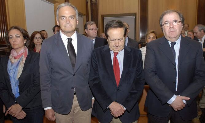 El presidente de la Junta de Castilla y León, Juan Vicente Herrera (d); el expresidente de la Junta Juan José Lucas, y el número dos en la lista del PP a las elecciones europeas, Esteban González Pons (i), guardan un minuto de silencio en el salón del Ayu