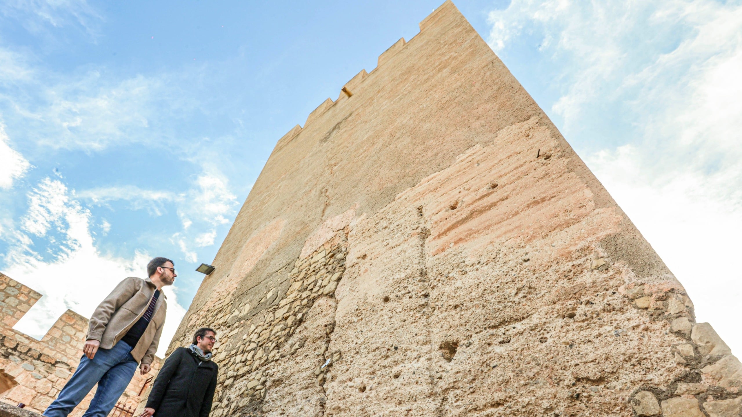 Fernando Portillo, edil de Patrimonio Histórico; y David Morcillo, concejal de Urbanismo; han presentado las obras del castillo de Petrer