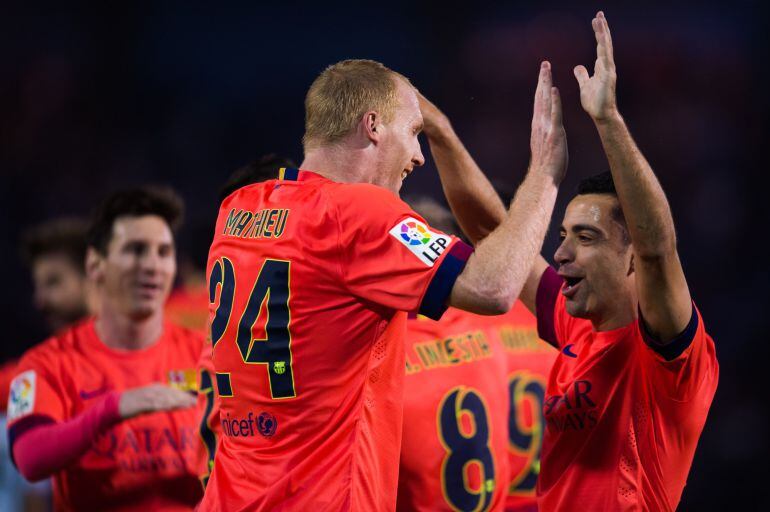 Mathieu y Xavi celebran el gol del central en Balaídos