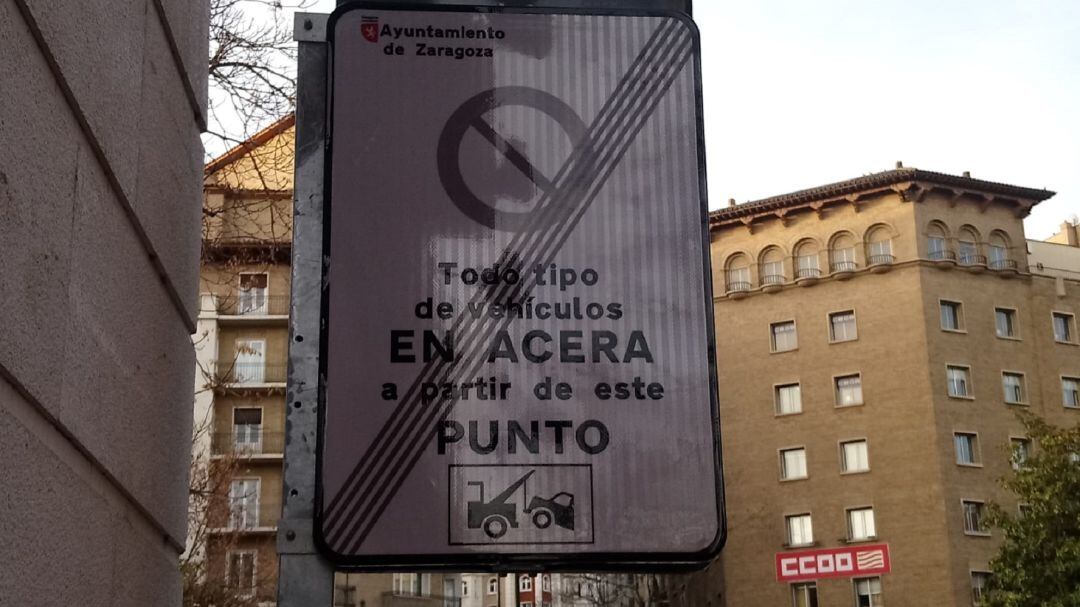 Señal que indica el fin de la zona de obligado estacionamiento en calzada