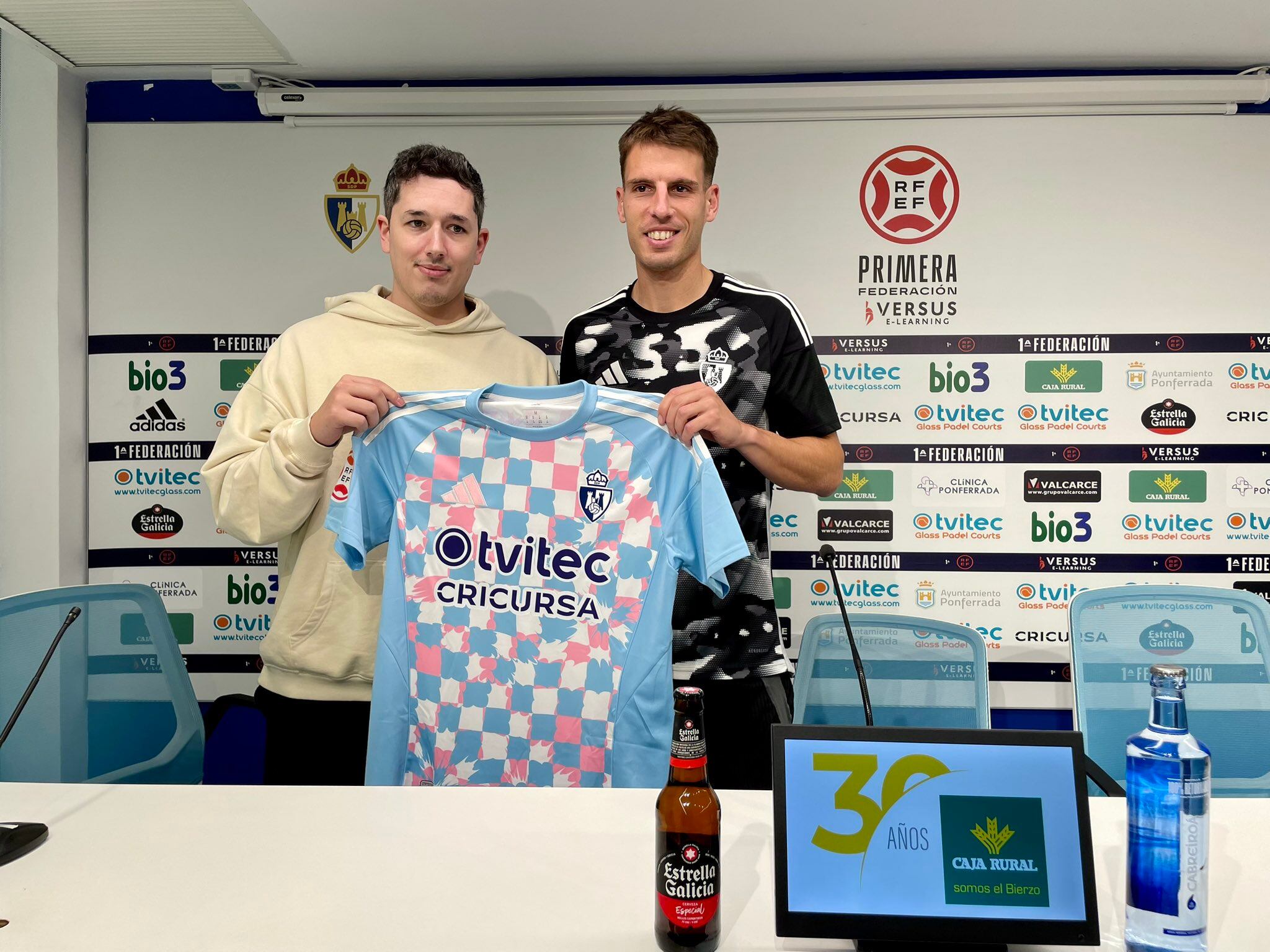 El extremo ficha por le conjunto berciano hasta el 30 de junio de 2027.