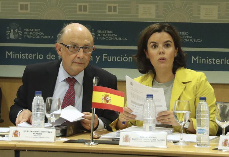 La vicepresidenta del Gobierno, Soraya Sáenz de Santamaría y el ministro de Hacienda, Cristóbal Montoro, durante la reunión que celebra el Consejo de Política Fiscal y Financiera 