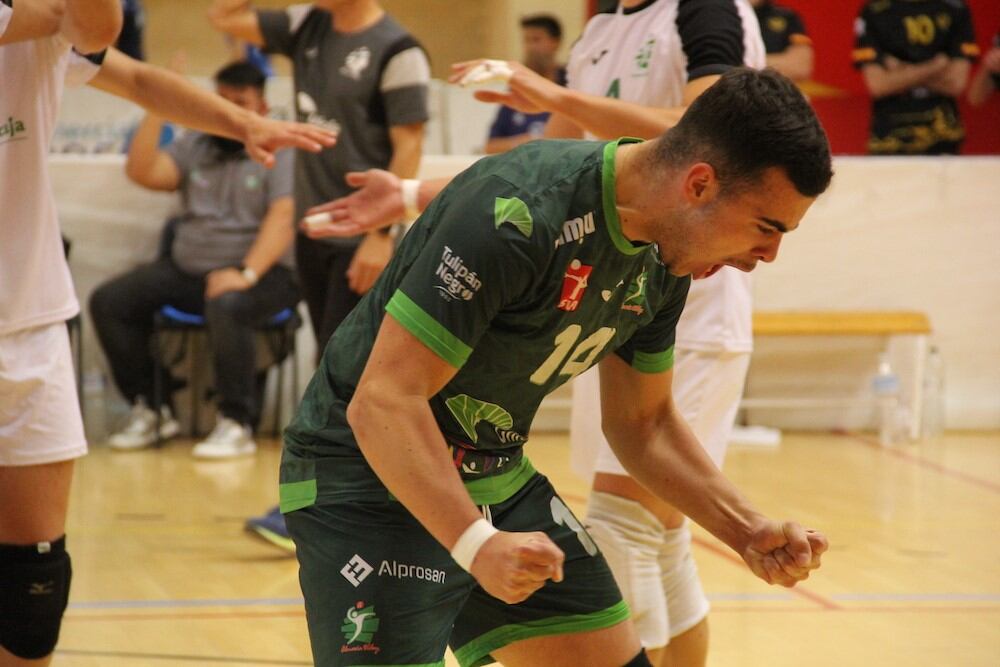 Álex Moya celebrando un punto.