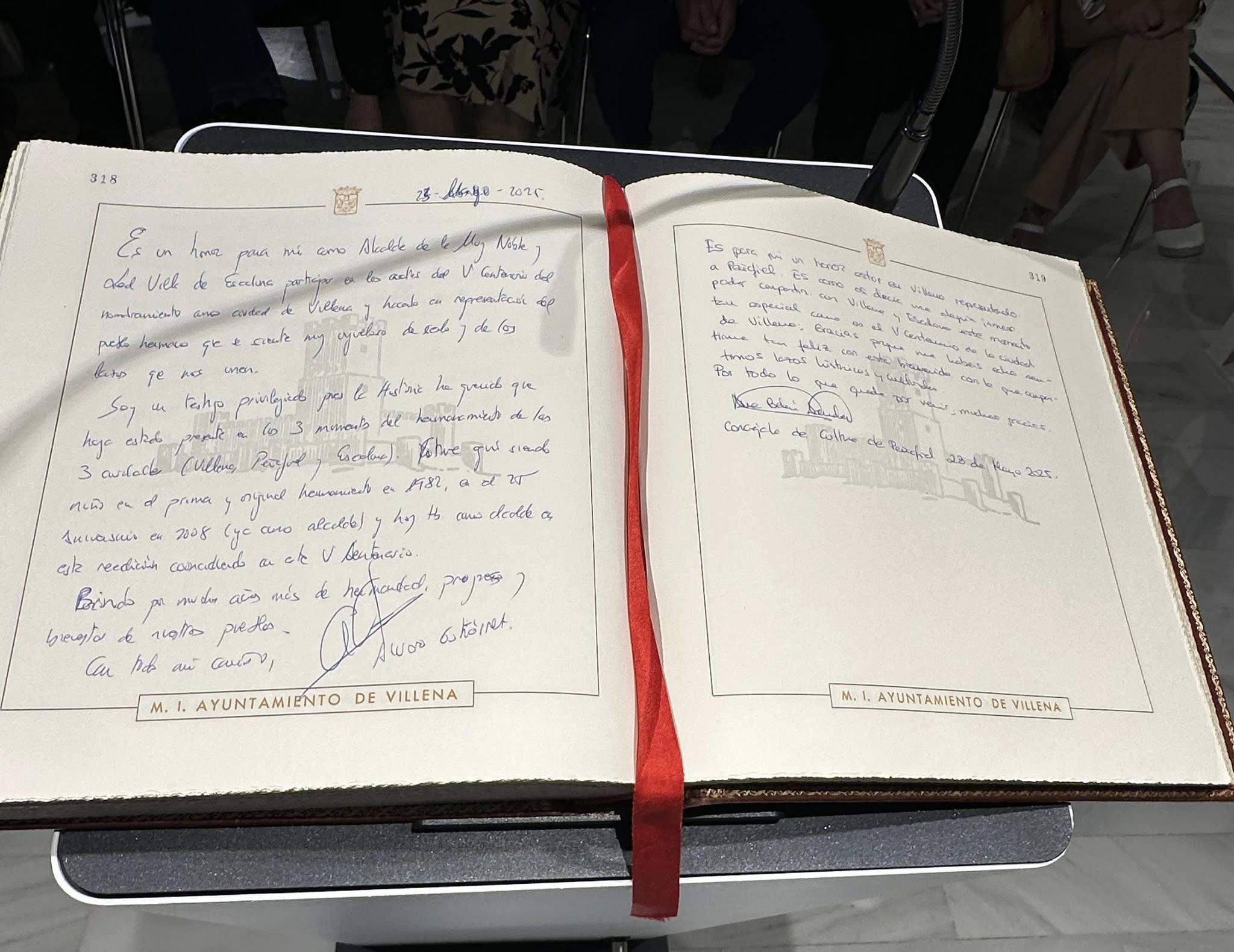 Firma en el libro de honor de la Ciudad