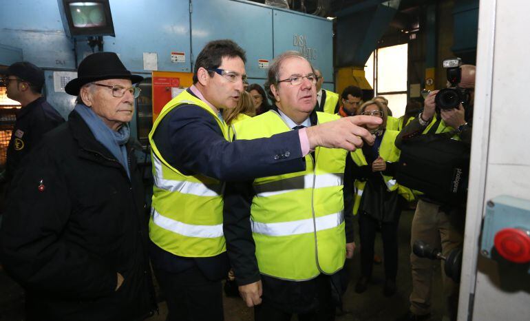 El presidente de Lingotes Especiales, Vicente Garrido Capa (i), acompaña a Juan Vicente Herrera en su visita a la factoría