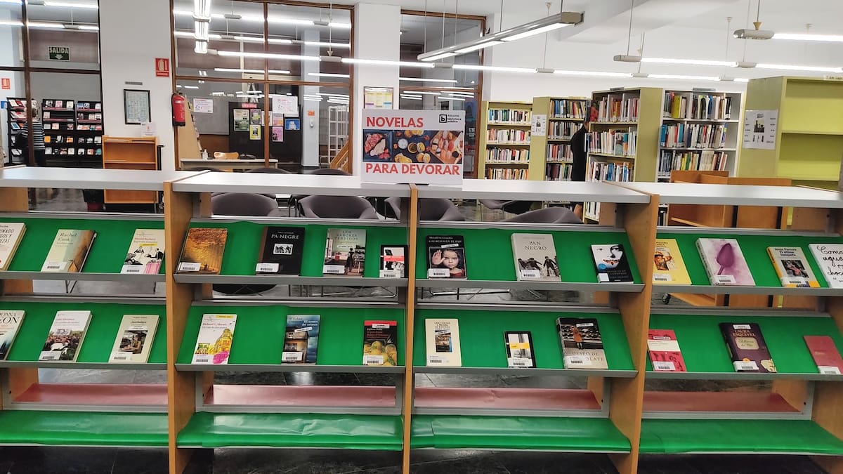 Neus Castellano y José Ramon Navarro, en Hoy por Hoy Alicante, sobre el bautismo de la Asociación de Amigos de la Biblioteca Azorín