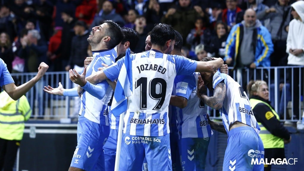 Chavarría, entre algunos jugadores del Málaga, celebrando su gol al Alavés