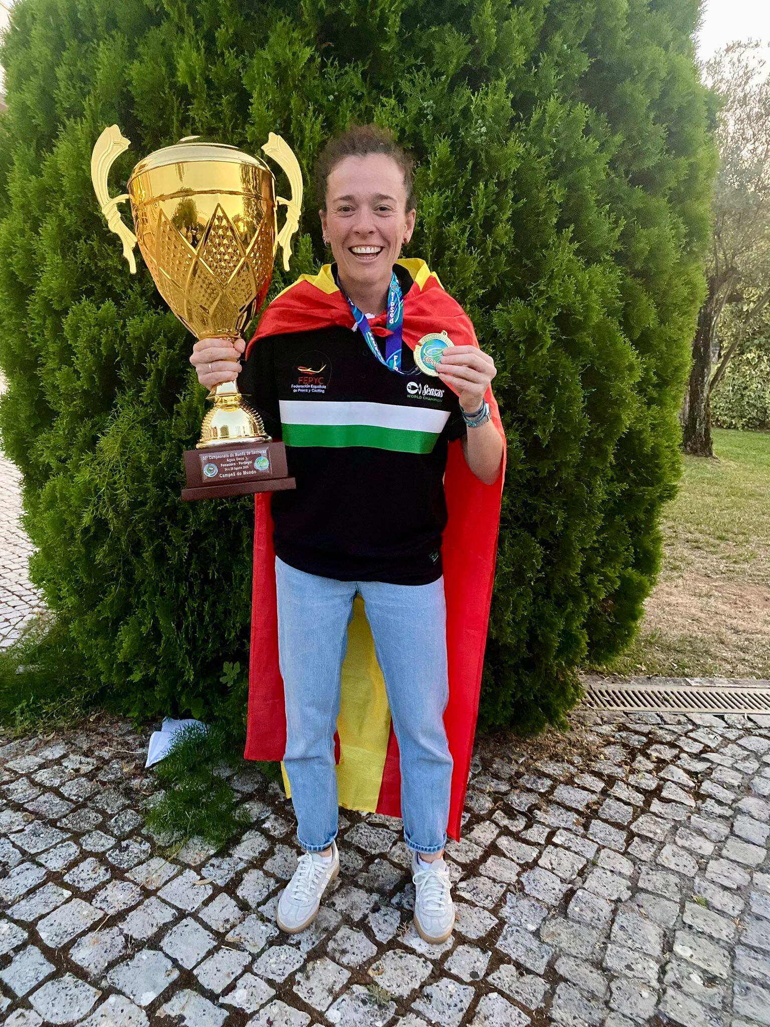 Nuria Mallada celebra el triunfo conseguido con España