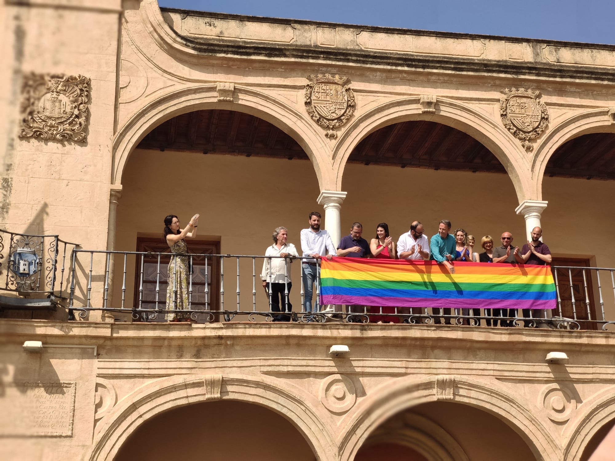 El consistorio lorquino se suma a la conmemoración del Dia Internacional del Orgullo LGTBIQ+ colocando la bandera en su fachada e iluminando la pasarela Miguel Navarro y la fuente del barrio de San Antonio.