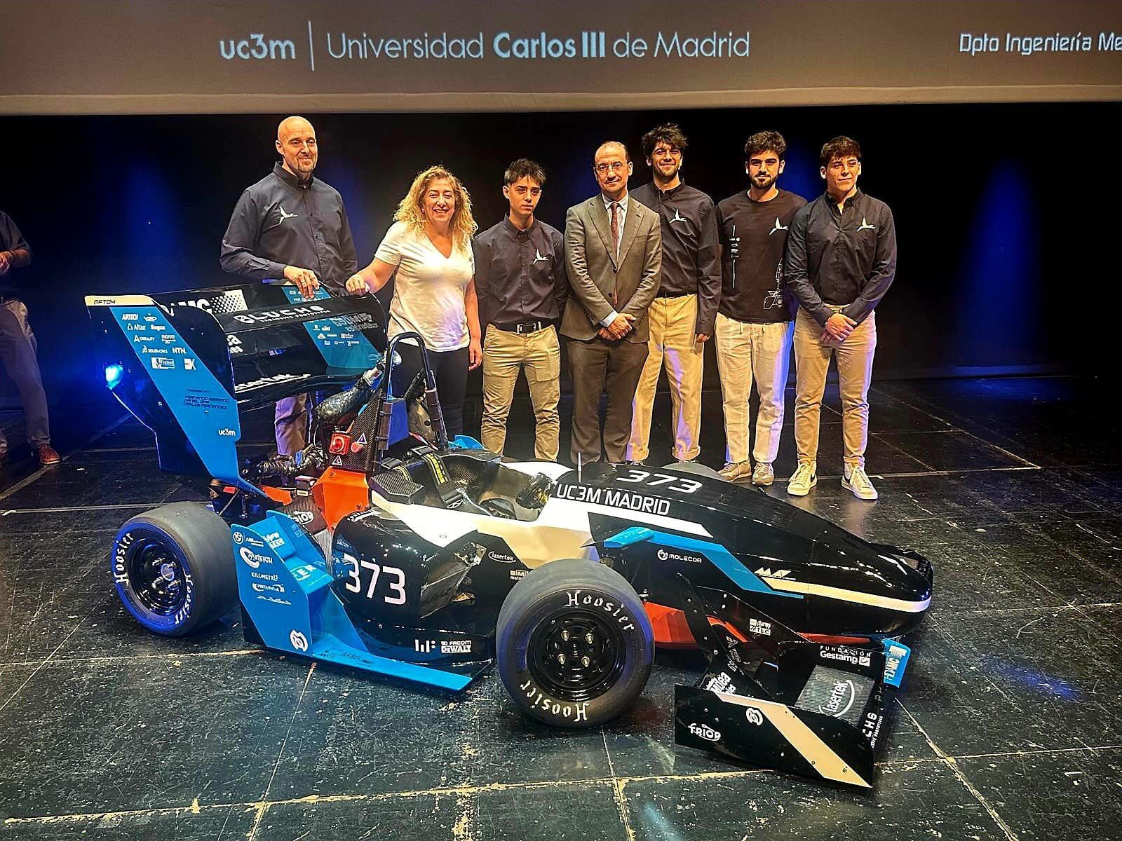 Los integrantes del MAD Formula Team junto a la concejala de Educación de Leganés, Mercedes Neria, y el rector de la UC3M, Ángel Arias