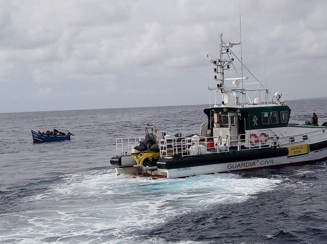 Imagen de archivo de una patera próxima a la costa de Órzola.