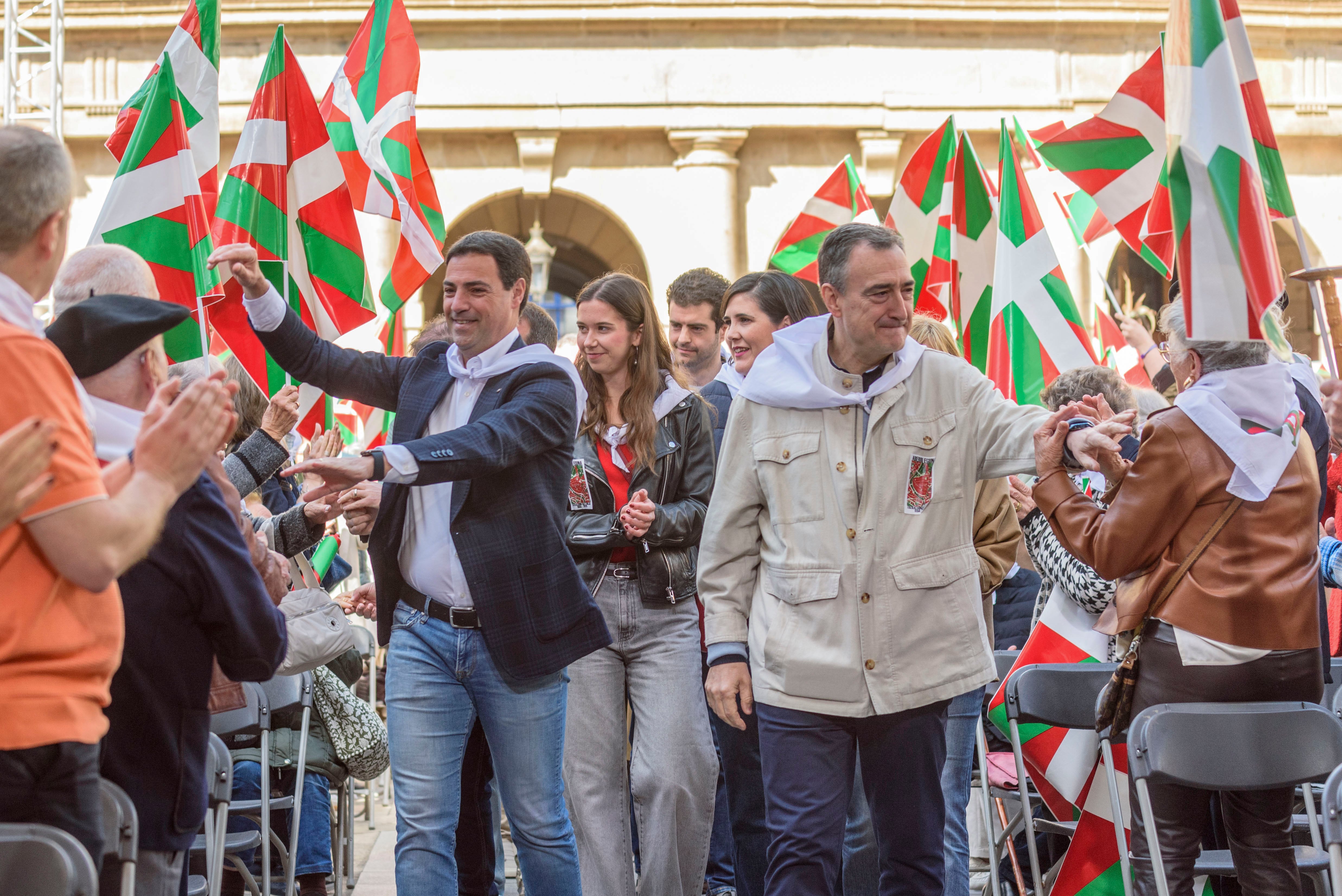 Bilbao, 05/04/2026.- El lehendakari, Imanol Pradales (i) y el presidente del PNV, Aitor Esteban (d), a su llegada a la celebración del Aberri Eguna (día de la Patria Vasca) este domingo en Bilbao. EFE/Javier Zorrilla