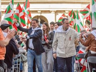 Bilbao, 05/04/2026.- El lehendakari, Imanol Pradales (i) y el presidente del PNV, Aitor Esteban (d), a su llegada a la celebración del Aberri Eguna (día de la Patria Vasca) este domingo en Bilbao. EFE/Javier Zorrilla