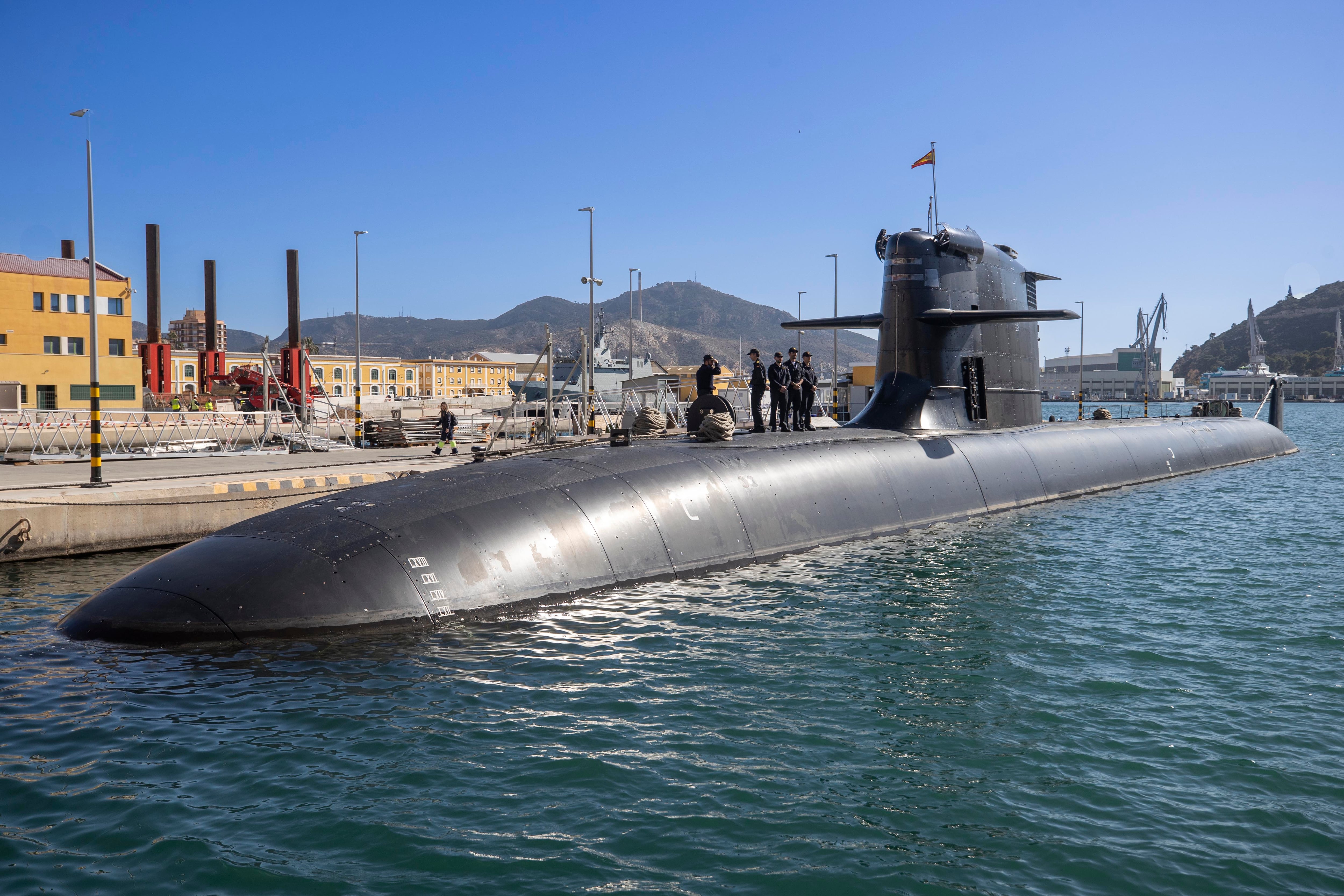 CARTAGENA, 15/02/2025.- Varios miembros de la tripulación del submarino S-81 Isaac Peral de la Armada española en la cubierta del submarino, atracado en la base de submarinos del Arsenal de Cartagena. EFE/Marcial Guillén
