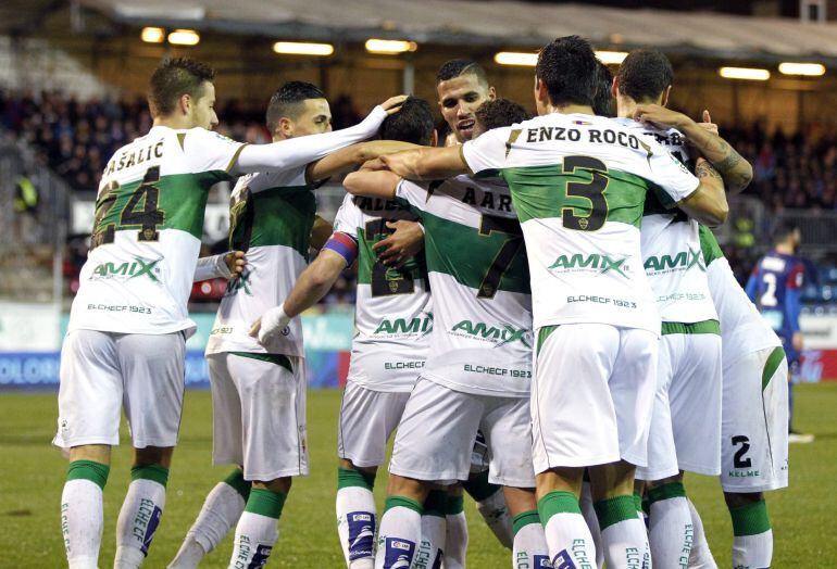 El brasileño Jonathas de Jesús, del Elche, celebra su gol con sus compañeros.