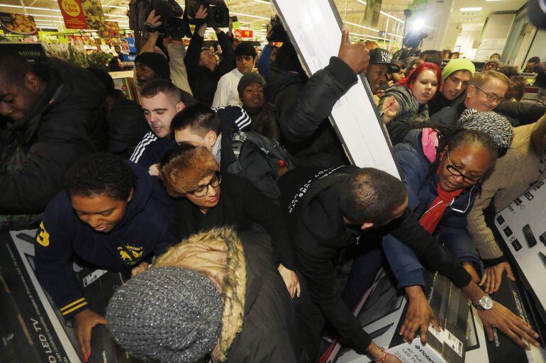 Shoppers compete to purchase retail items on &quot;Black Friday&quot; at an Asda superstore in Wembley, north London November 28, 2014. Britain&#039;s high streets, malls and online sites were awash with discounts on Friday as more retailers than ever embraced U.S.-styl