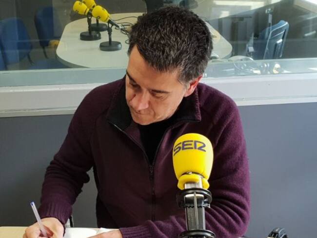 Martí Gironell firmant un exemplar del seu llibre a SER Tarragona