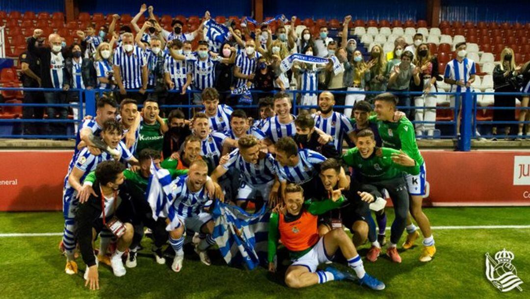 Los jugadores del Sanse celebran el pase a la final con un pequeño grupo de aficionados que se acercó a Almendralejo