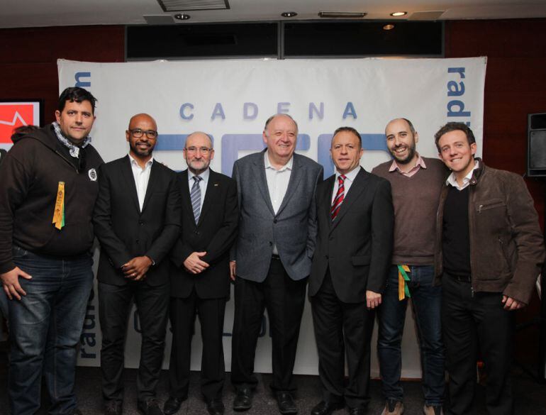 José Manuel Llaneza y Marcos Senna con miembros de Radio Castellón Cadena Ser y con el jefe de prensa del Villarreal C.F.