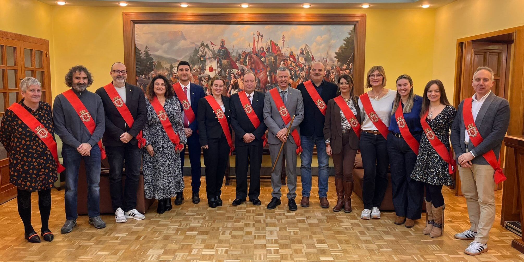 Santiago Tomás se incorpora al pleno (a la dcha del alcalde)