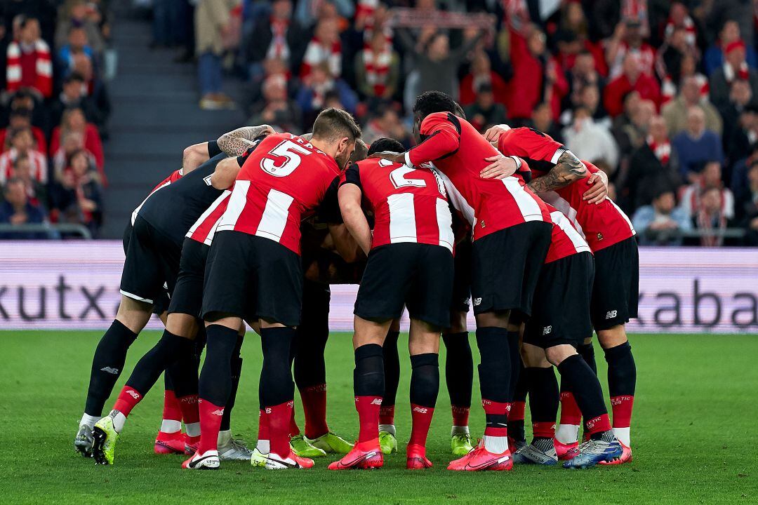 Los jugadores del Athletic hacen la piña